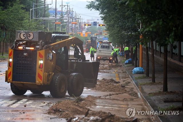 폭우에 아파트 단지 앞으로 쏟아진 토사