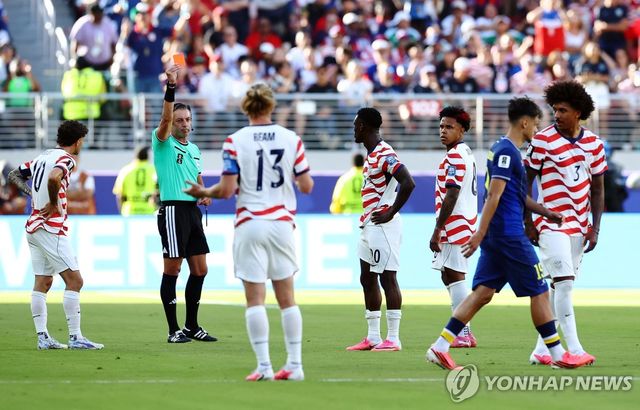 레드카드를 받는 미국 간판 공격수 폴라린 발로건 [로이터=연합뉴스. 재판매 및 DB 금지]