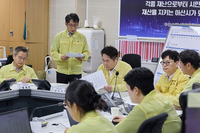 긴급 대책회의 주재하는 오세현 시장(왼쪽 3번째)