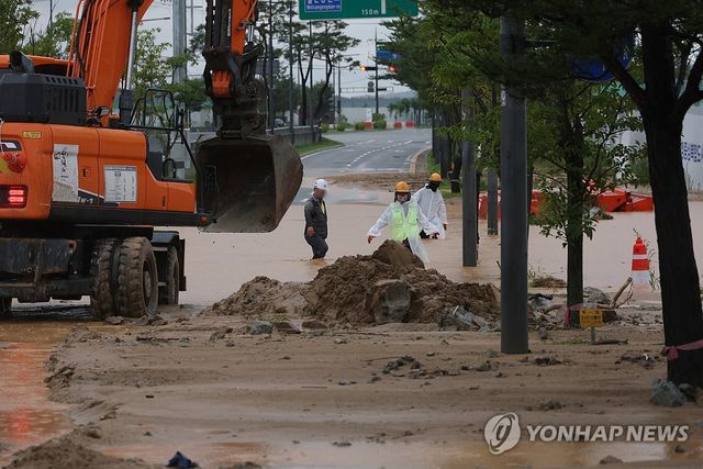 흙더미가 된 도로