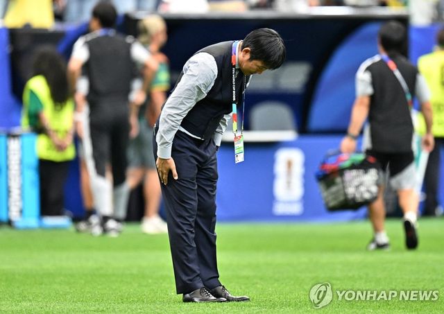 브라질전 패배 후 팬들에게 인사하는 모리야스 하지메 일본 축구대표팀 감독. 