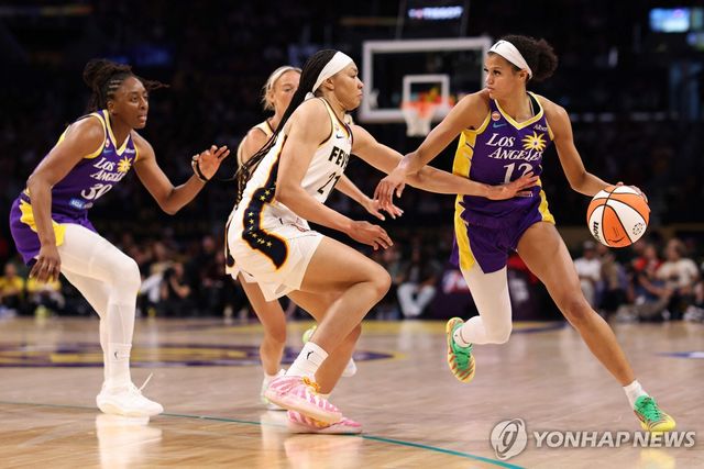 LA 스파크스와 인디애나 피버의 경기 모습