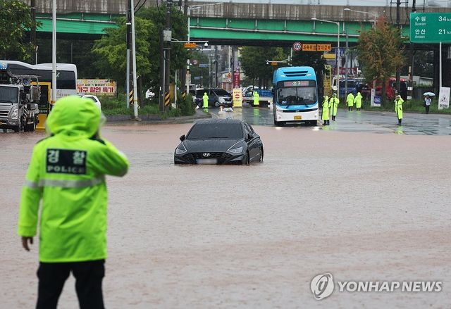 많은 비에 침수된 도로