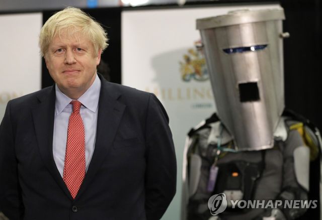 2019년 총선에서 보리스 존슨 총리와 서 있는 카운트 빈페이스