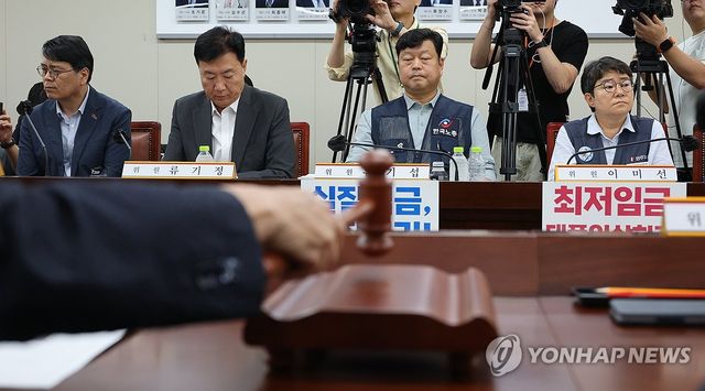 심각한 사용자·근로자 위원들