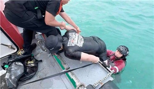 9일 제주 해상에서 서핑하다 표류한 관광객 구조하는 해경