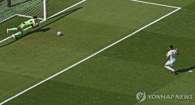 음바페의 페널티킥 막아내는 모로코의 야신 부누 골키퍼