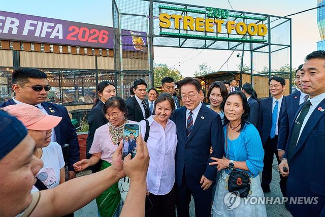 이재명 대통령 부부, 몽골 '서울의 거리' 방문