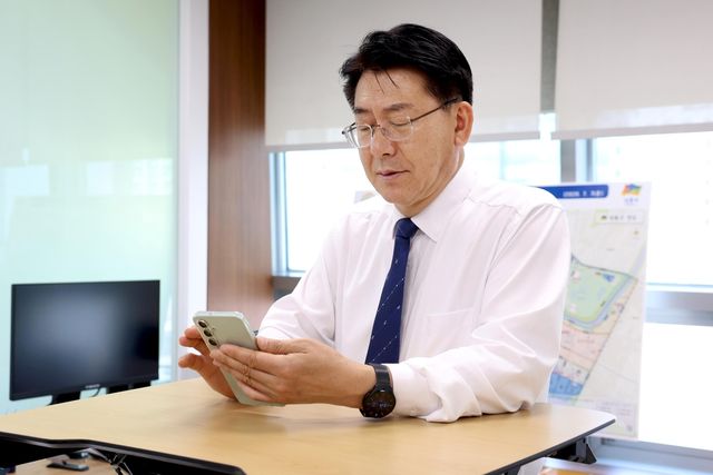 문자 민원을 확인하고 답변하는 유보화 구청장