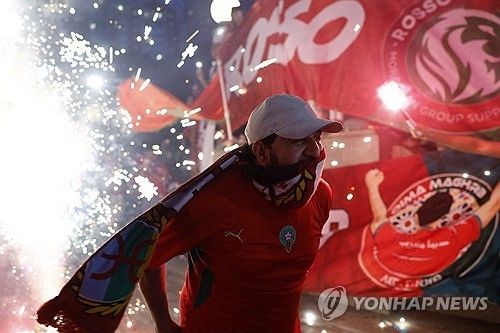8일 밤 미 보스턴 프랑스 대표팀 숙소 인근에서 폭죽 터뜨리는 모로코 팬들
