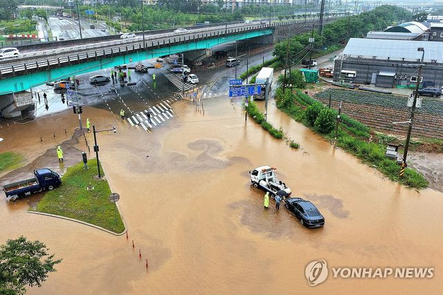 많은 비에 침수된 도로