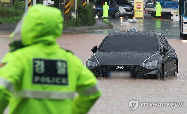 많은 비에 침수된 도로