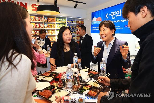 송미령 장관, 현지 청년들과 K-편의점 도시락 시식 간담회