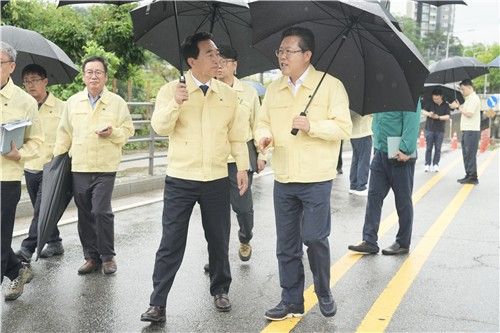 침수 피해 현장에서 대화하는 박수현 지사(오른쪽 2번째)와 장기수 시장