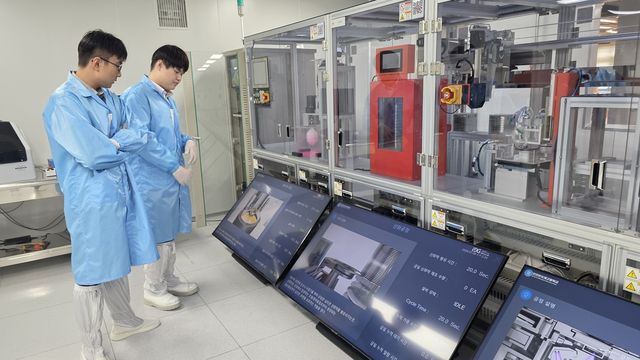 인천반도체고 실습장비 살펴보는 학생들