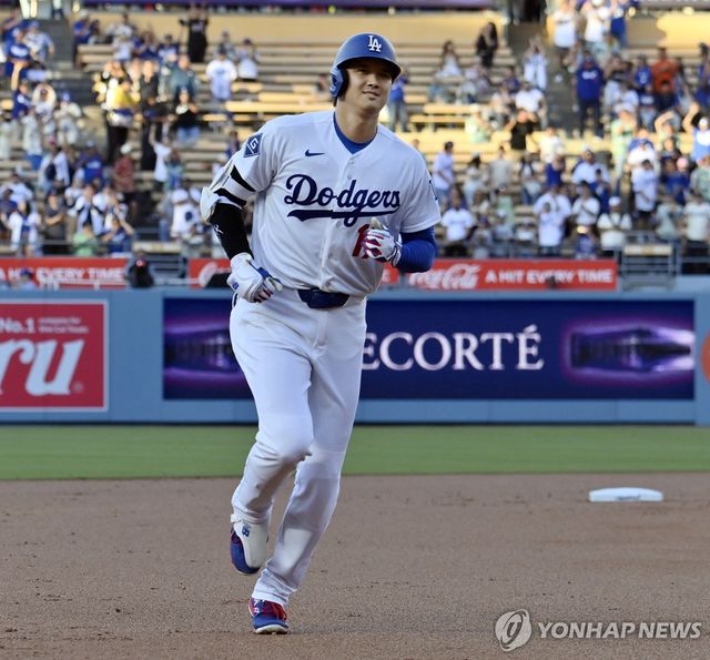 MLB 통산 300홈런 치고 베이스를 도는 오타니 