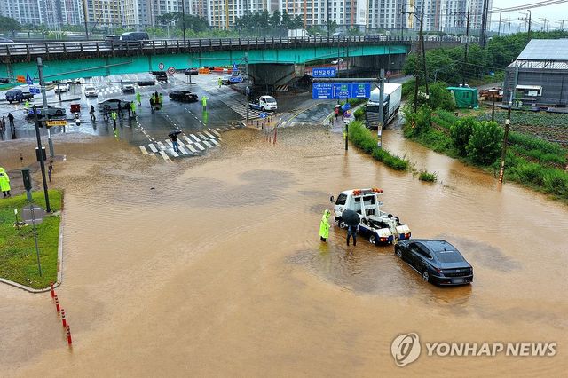 많은 비에 침수된 도로