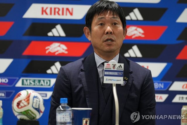 일본으로 귀국 후 기자회견 하는 모리야스 감독.