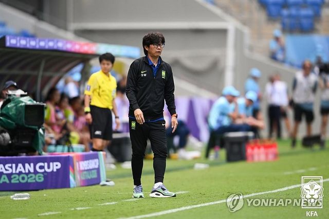 필리핀과의 경기 지켜보는 신상우 감독