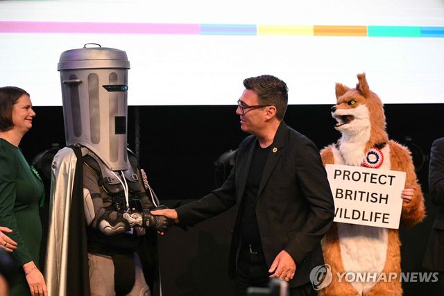버넘과 악수하는 카운트 빈페이스