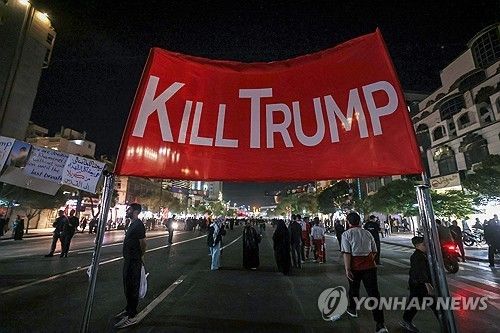 아야톨라 알리 하메네이 전 최고지도자 장례식에 등장한 반미 플랜카드