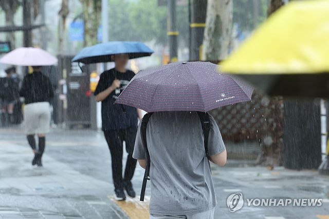 장마철, 가방은 앞으로