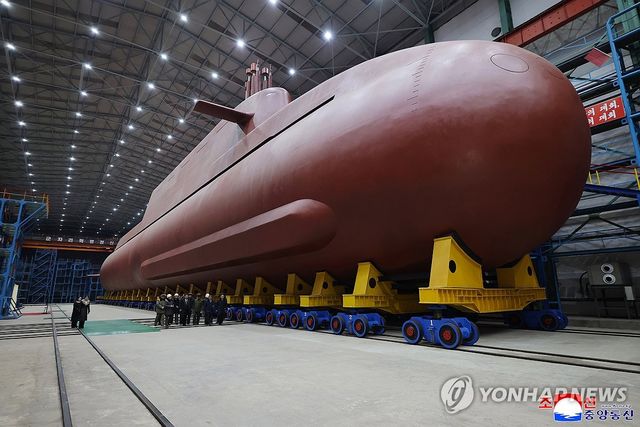 김정은, 8천700t급 핵잠 건조 지도