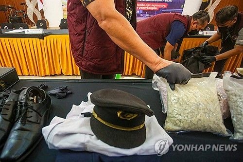 말레이시아 조종사 마약 밀수 사건 증거물 공개하는 인도네시아 세관 당국