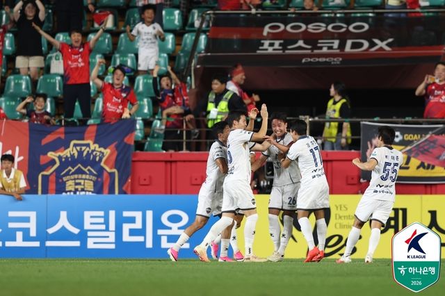 이정택의 K리그 첫 골에 함께 기쁨을 나누는 김천 선수들.