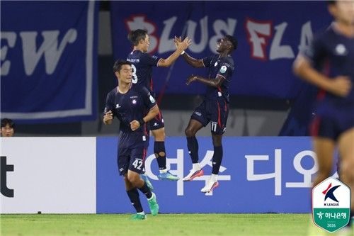 충북청주 가르시아(11번)가 뛰어올라 이종언과 골 세리머니 하고 있다.