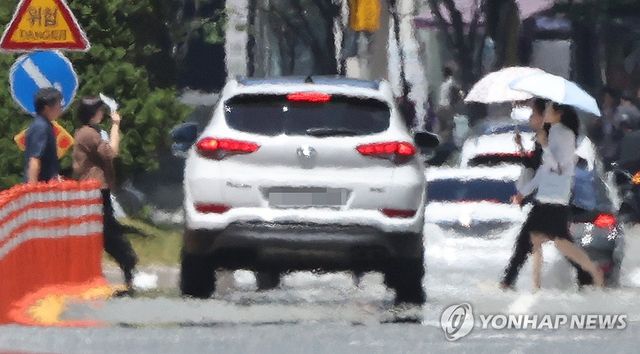 뜨거운 부산, 도로도 '후끈'