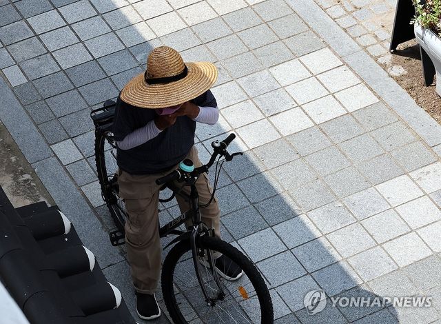 모자 고쳐쓰기도 그늘 아래에서