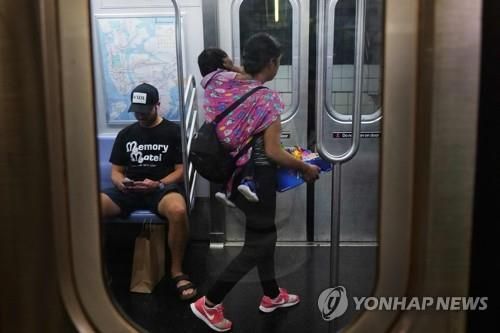 뉴욕 지하철에서 초콜릿을 판매하는 여성 