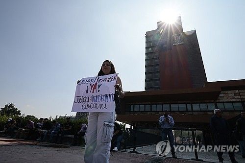 재시험을 촉구하는 수험생