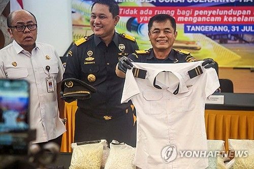말레이시아 조종사 마약 밀수 사건 증거물 공개하는 인도네시아 세관 당국