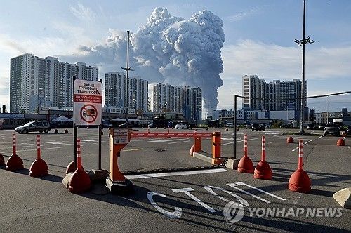 우크라이나 드론 공격을 받은 러시아 와일드베리스 창고에서 연기가 나는 모습 