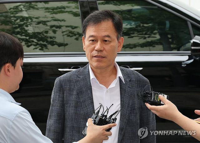 종합특검 출석하며 질문에 답하는 윤한홍 의원