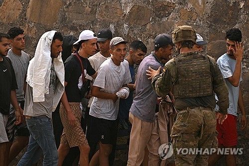 스페인 군인이 1일(현지시간) 세우타에서 모로코로 돌아가는 이들을 통제하고 있다.
