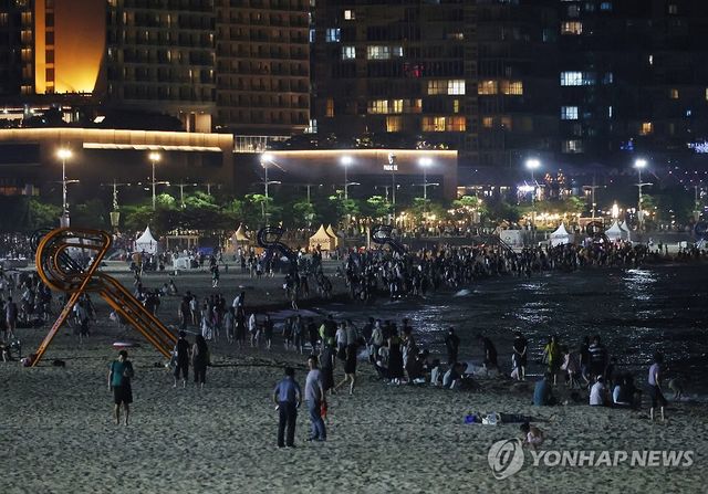 열대야 속 더위 잊는 부산 시민들