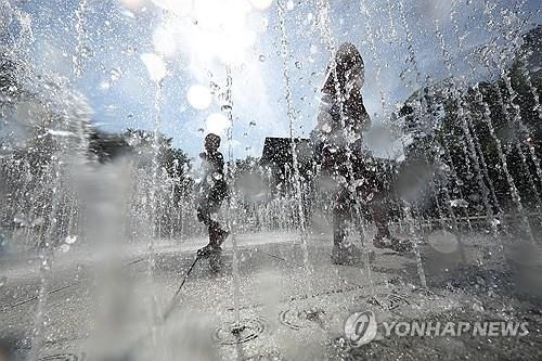 '폭염 씻는 물줄기'