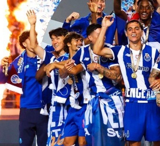 포르투갈 슈퍼컵 시상식에서 기뻐하는 FC 포르투의 황인범(왼쪽 두번째)