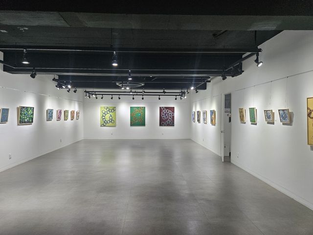 여주 '빈집예술공간' 1층 전시실에서 현재 진행 중인 회화 개인전 모습