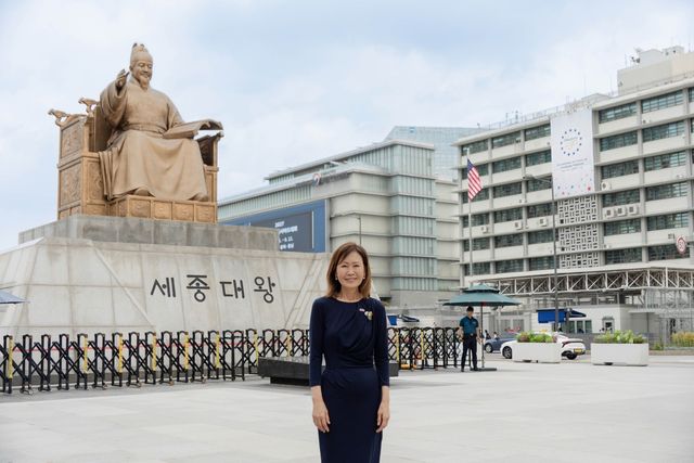 광화문 세종대왕 동상 앞 미셸 스틸 주한미국대사