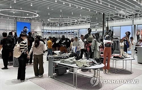 북적이는 백화점