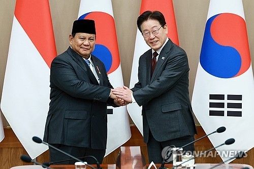 4월 정상회담 당시 악수하는 이재명 대통령(오른쪽)과 프라보워 인도네시아 대통령