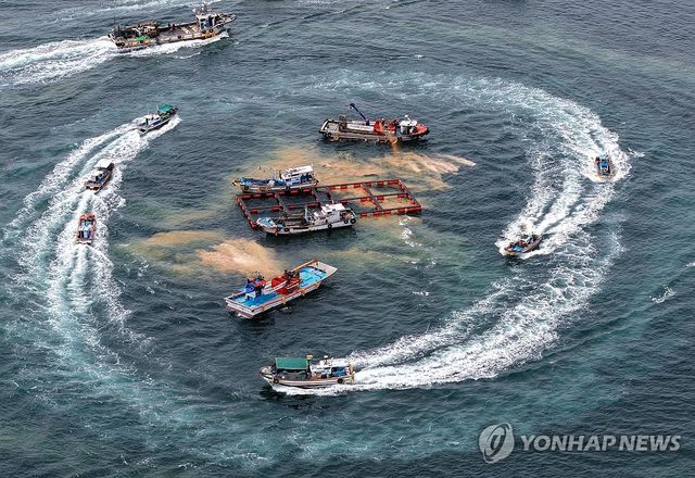 실전 같은 적조 대비 훈련…통영 산양읍 앞바다