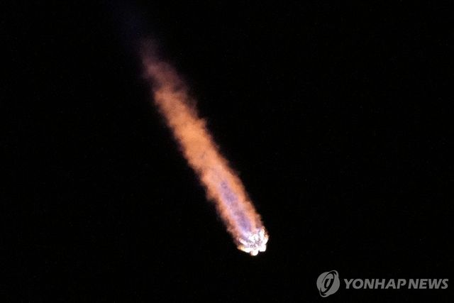 작년 1월 15일 달 착륙선 2척을 탑재하고 발사된 스페이스X 팰컨9 로켓이 하늘을 날아가는 모습
