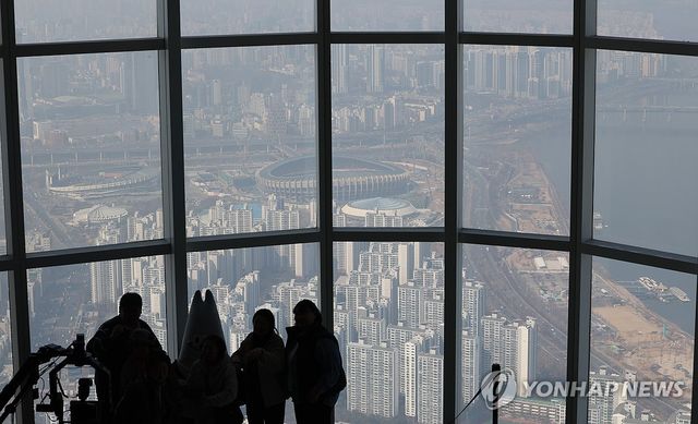 지난 3월 17일 서울 송파구 롯데월드타워에서 바라본 강남3구 아파트 모습. [연합뉴스 자료사진. 재판매 및 DB 금지]