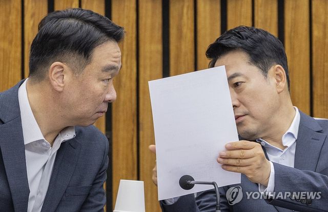 대화하는 장동혁 대표와 정희용 사무총장