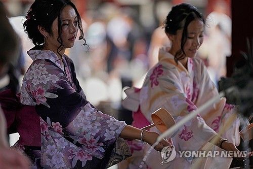 도쿄 아사쿠사 센소지에 찾아온 폭염 